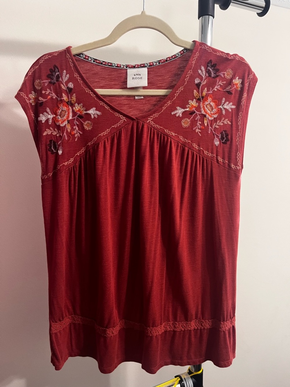 Knox Rose Women's Embroidered V-Neck Top